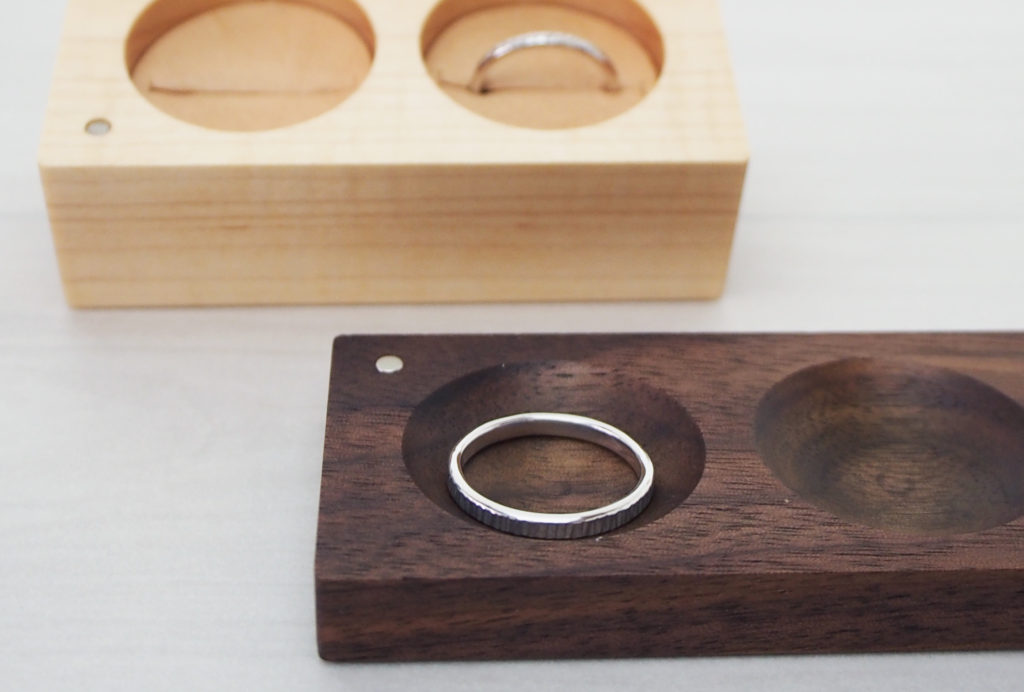 結婚指輪のリングケースの蓋はリングトレイとして使用できます。