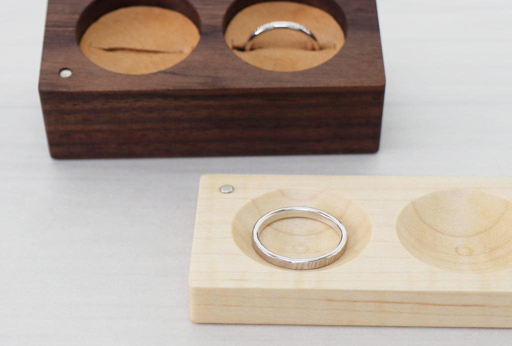 結婚指輪を収める木製のリングケース