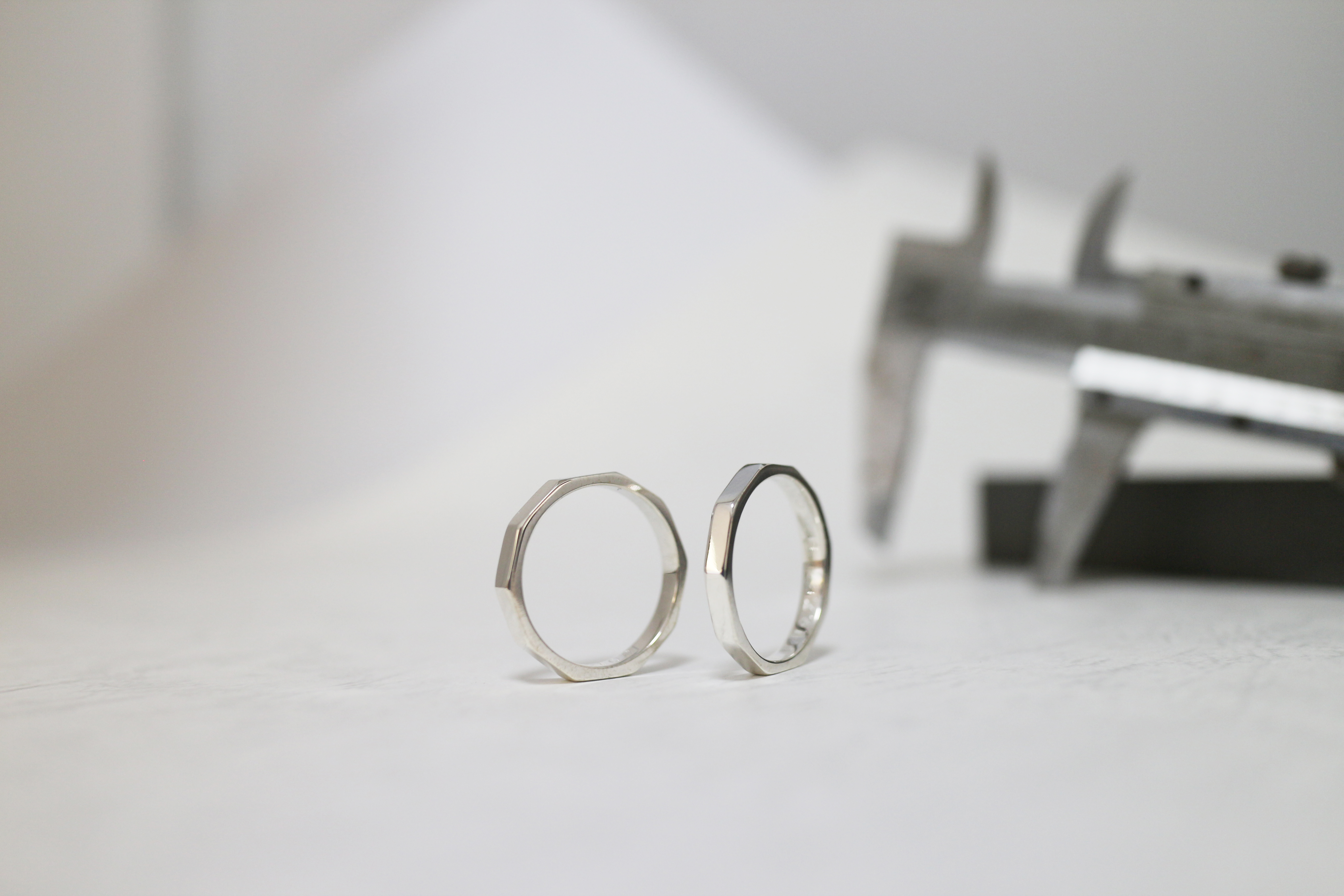 ナットのようなデザインの結婚指輪