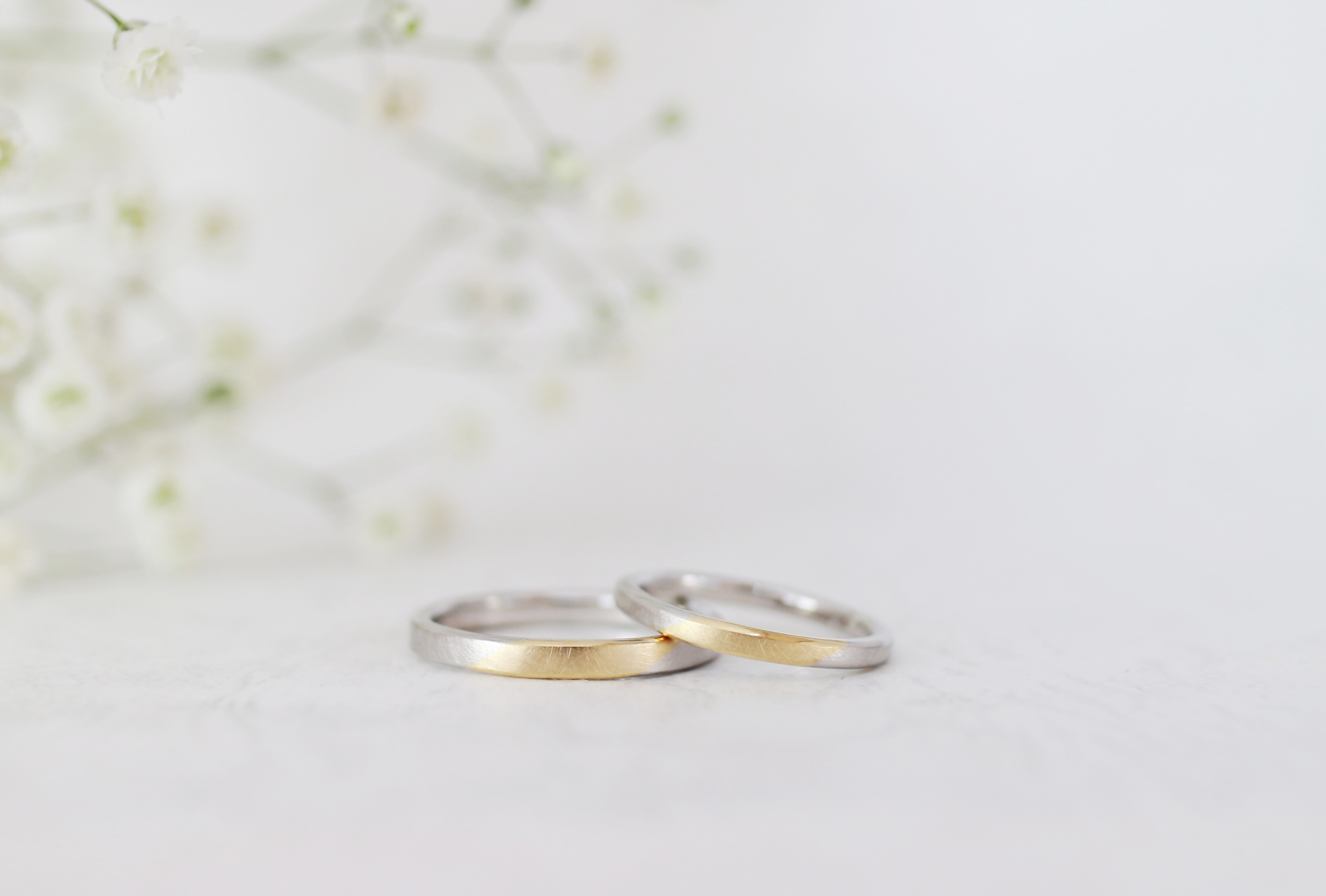 斜めのラインが入った優しい雰囲気の結婚指輪
