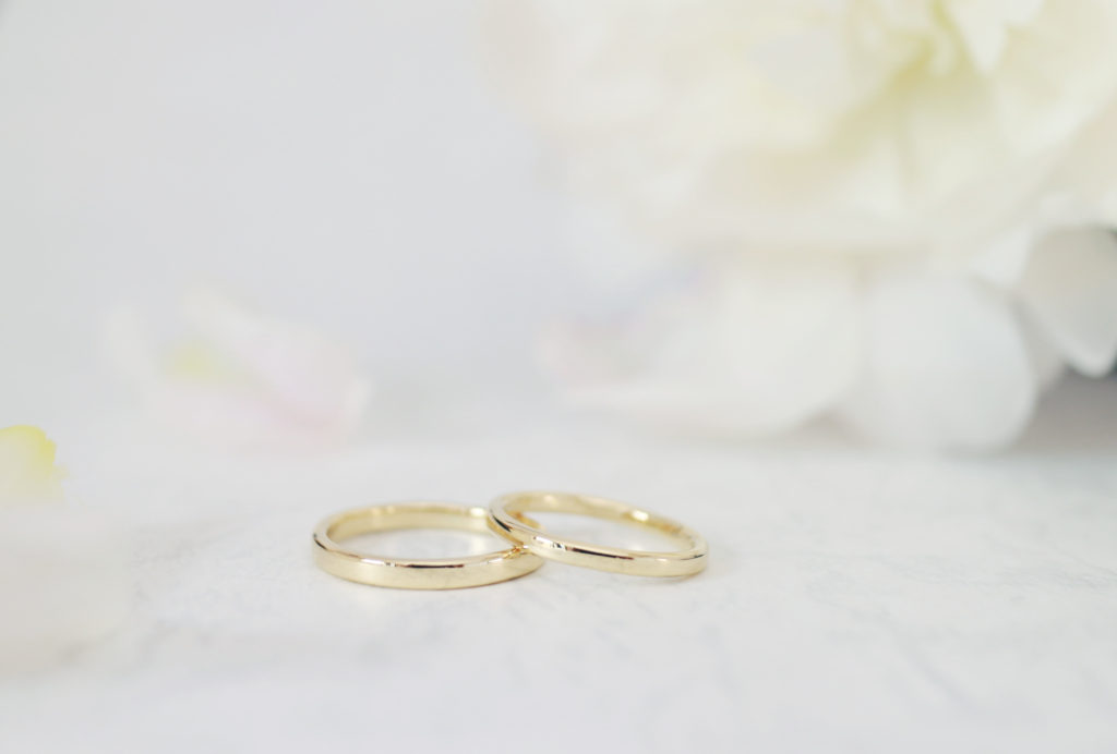 シンプルなゴールドの手作り結婚指輪