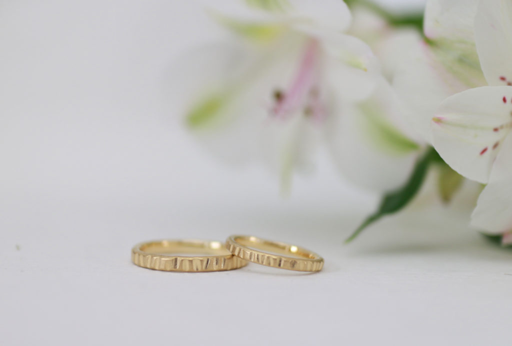 コインのフチのような模様の手作り結婚指輪