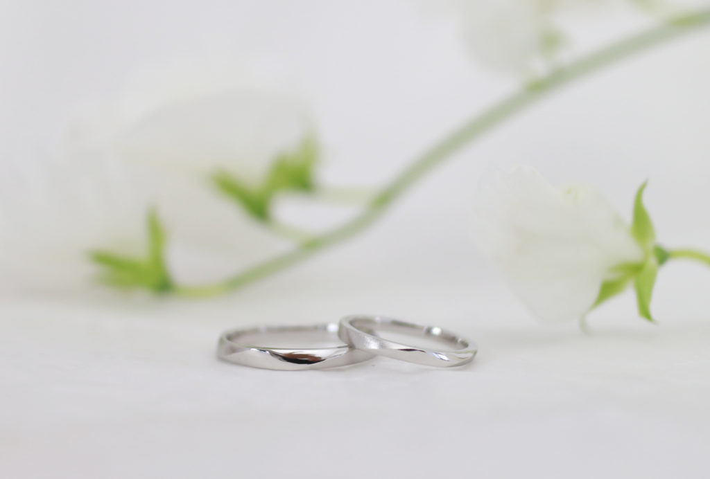 ひねったデザインの結婚指輪