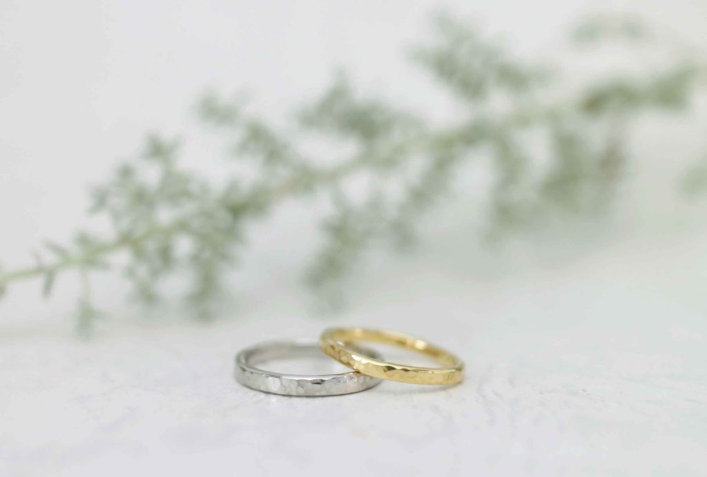 鎚目とつや消しの結婚指輪
