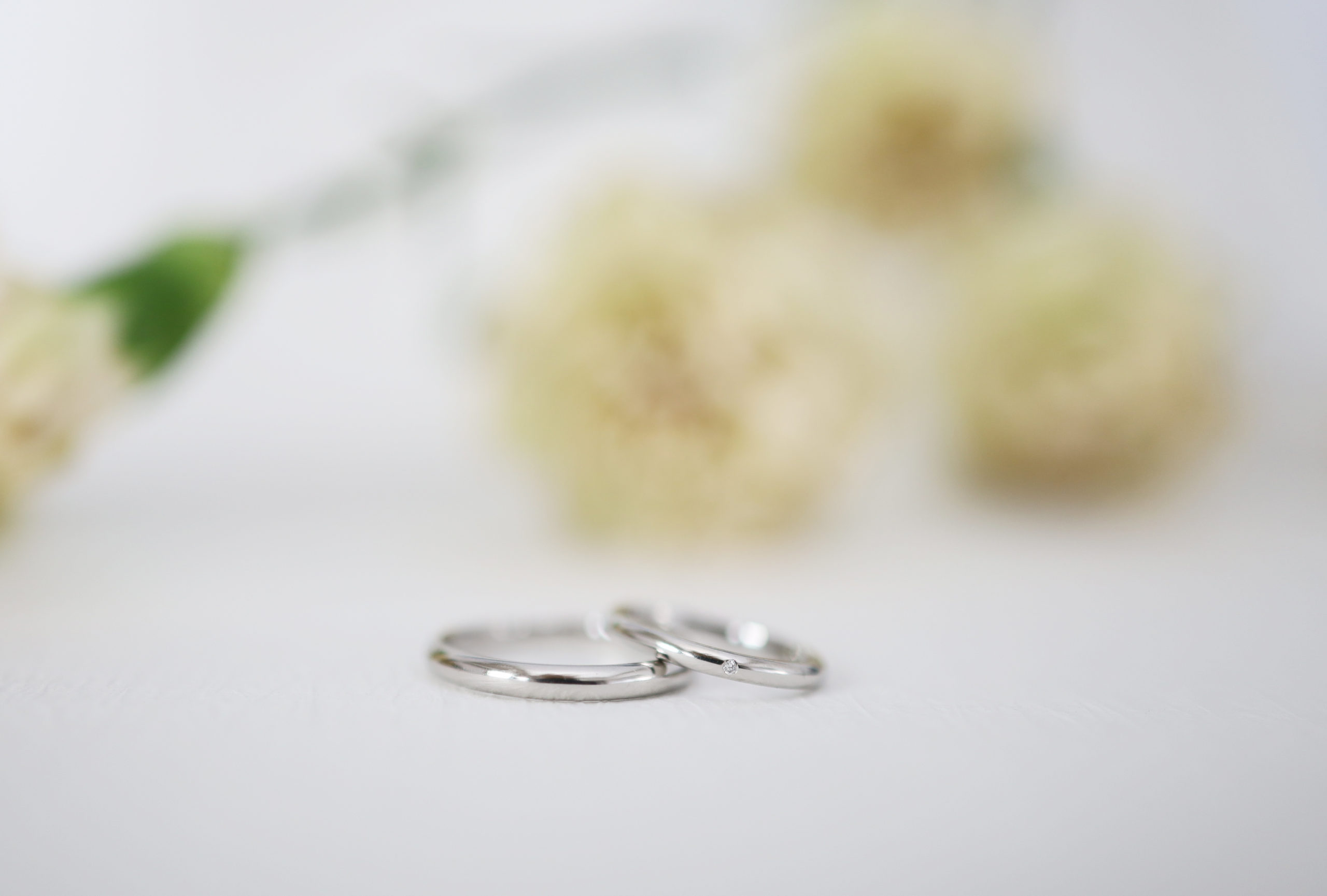 ピカピカに磨いた丸い結婚指輪