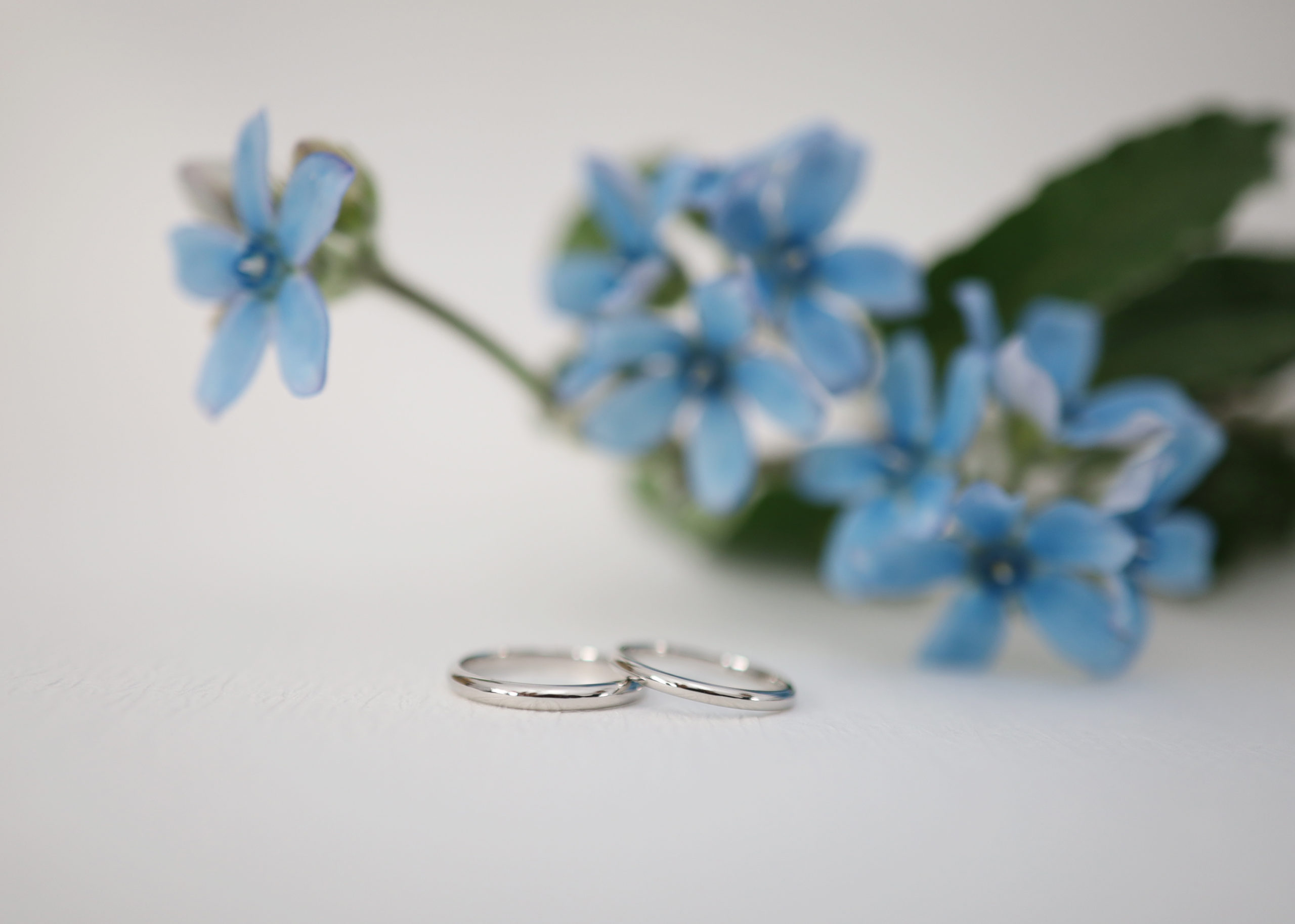 手を真っ黒にして磨いた結婚指輪