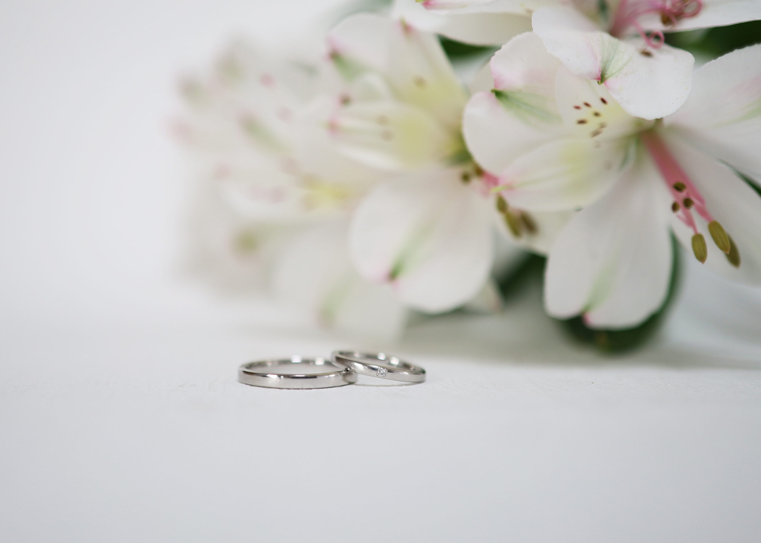 ダイヤモンドを留めた結婚指輪