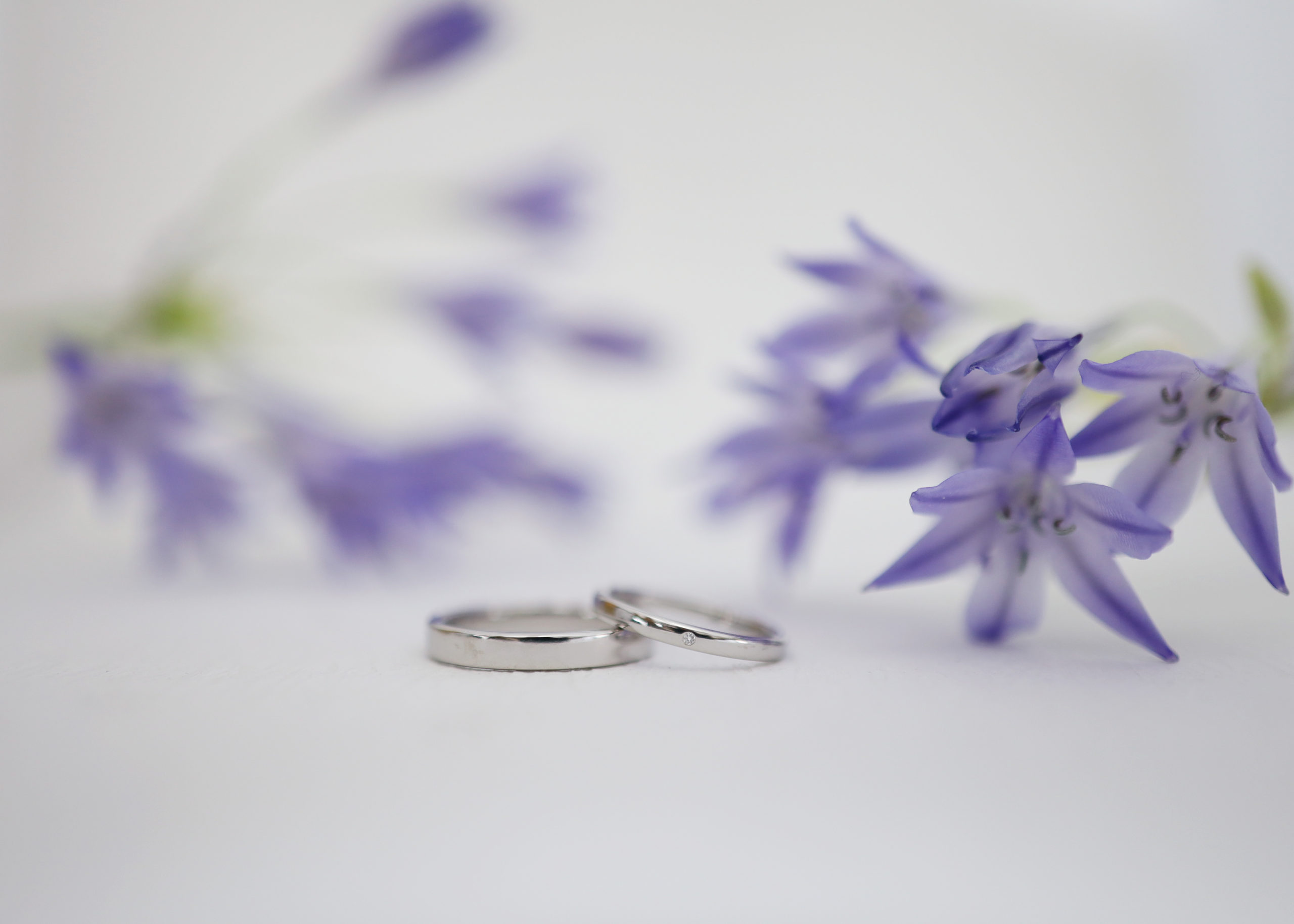 ダイヤモンドを留めた結婚指輪