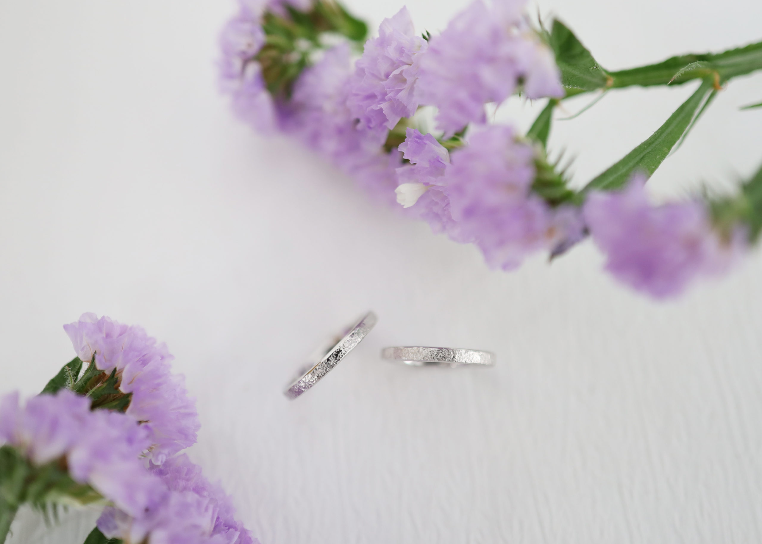 荒らし鎚で模様を入れ合った結婚指輪