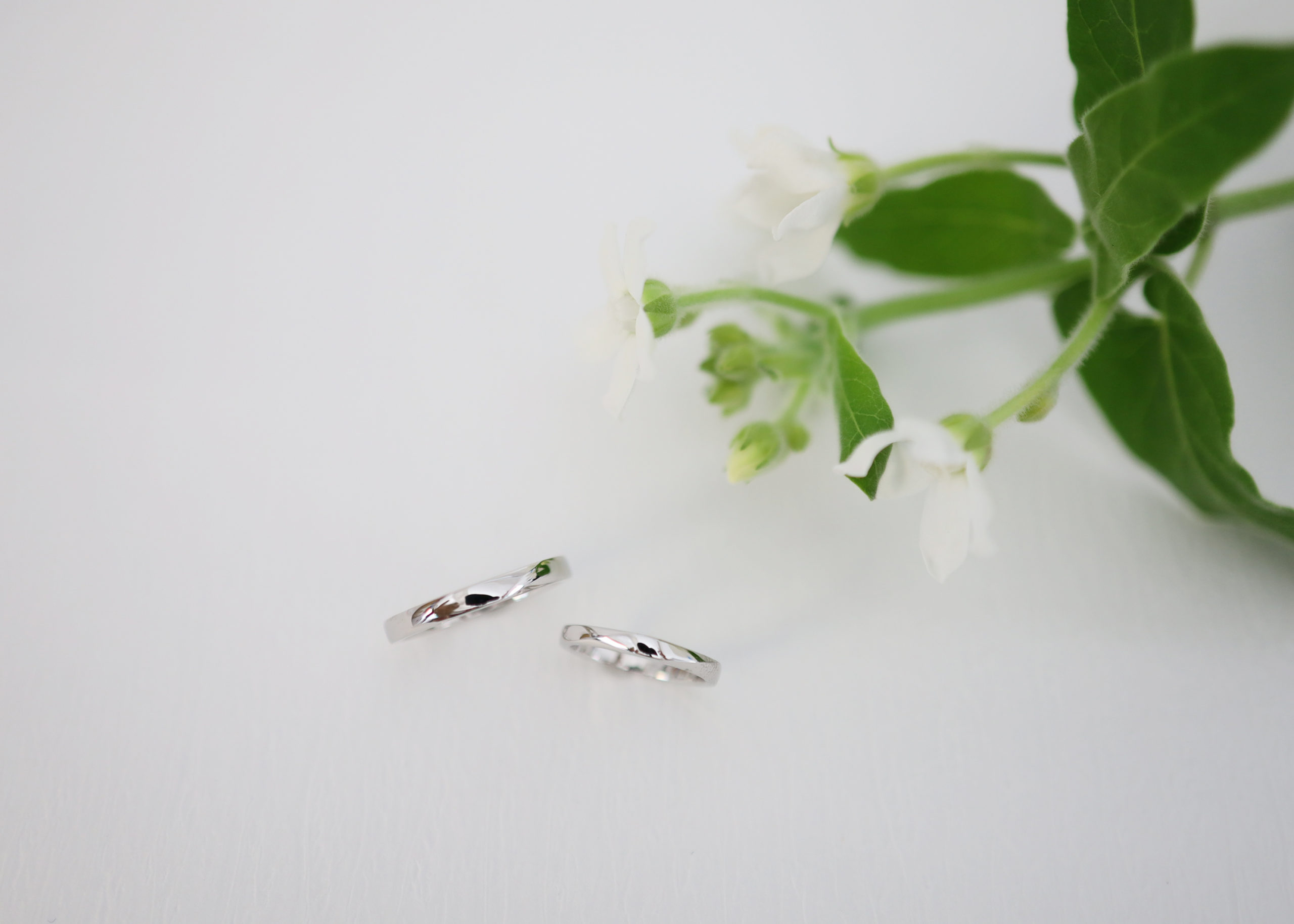 捻りデザインの結婚指輪