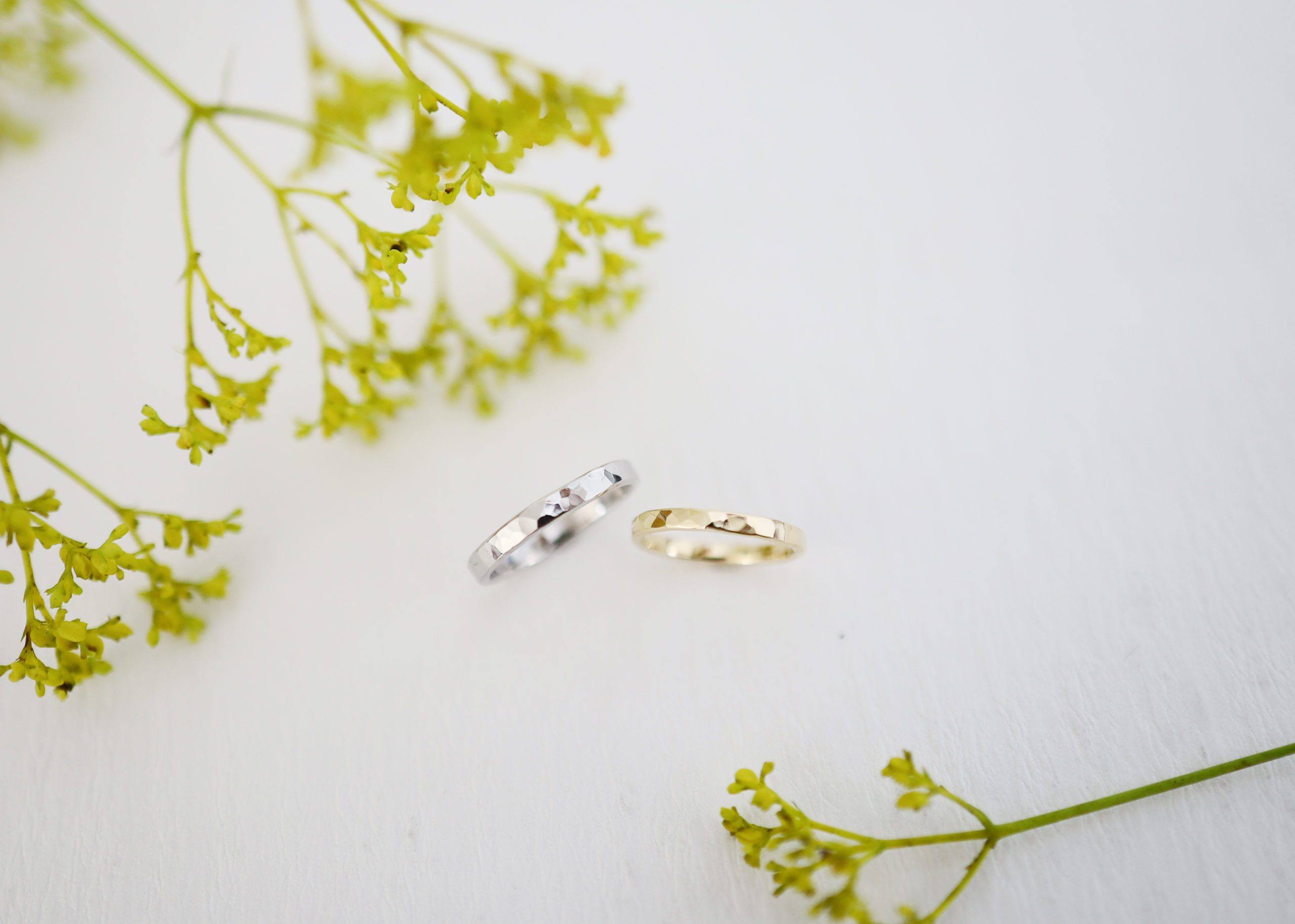 大きな鎚目の結婚指輪